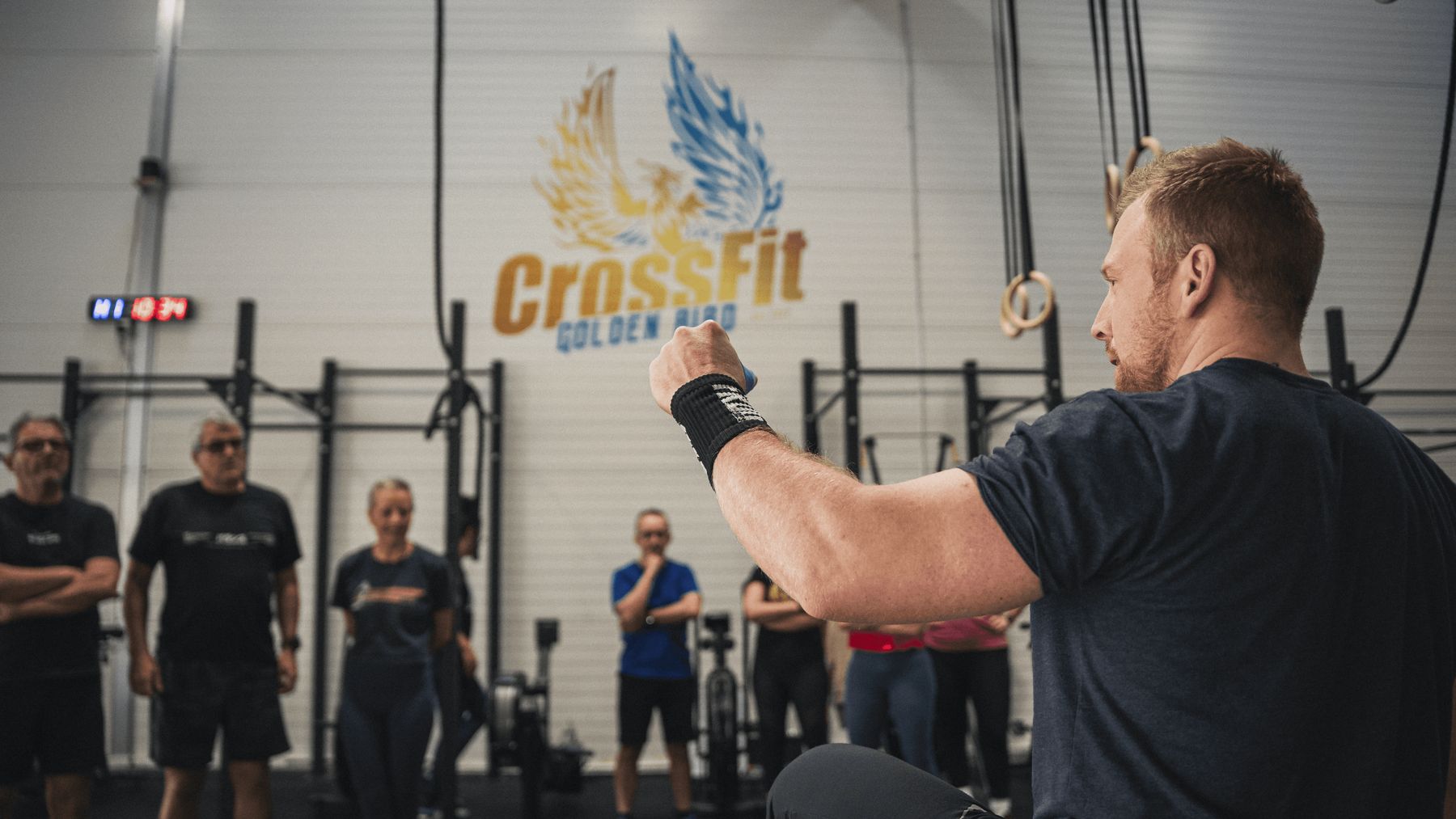 Un coach de CrossFit Golden Bird briefe les membres avant la séance